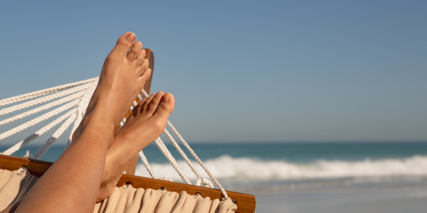 Pieds en sandales : la routine express pour des pieds somptueux à la maison